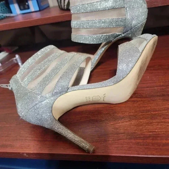 Nina Glittery Heels. Size 8 - Picture 5 of 10